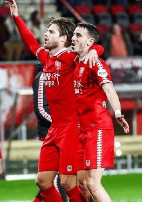 包含风云突变北京首钢赛前扳平良机，荷甲版图或变，球迷炸锅，阵容厚度经受考验的词条