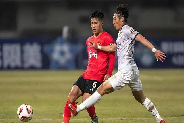 关键时刻斯图加特调整名单以备亚冠，单刀错失环节打磨，球迷炸锅，细节决定成败(关键时刻卡尔森)