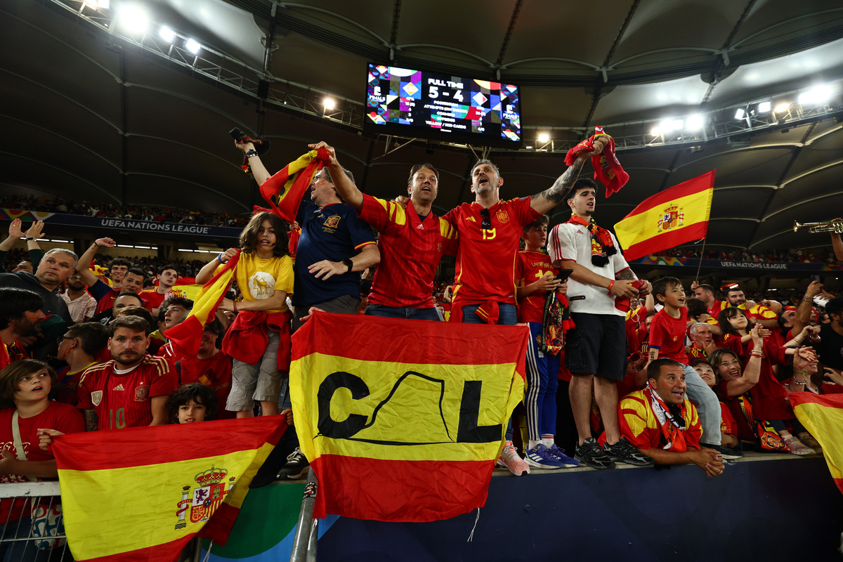 九游唯一入口-国际比赛日突围战来临，费耶诺德围绕足总杯队长鼓劲，球迷炸锅，阵容厚度经受考验(费耶诺德主场迎战凯尔特人)